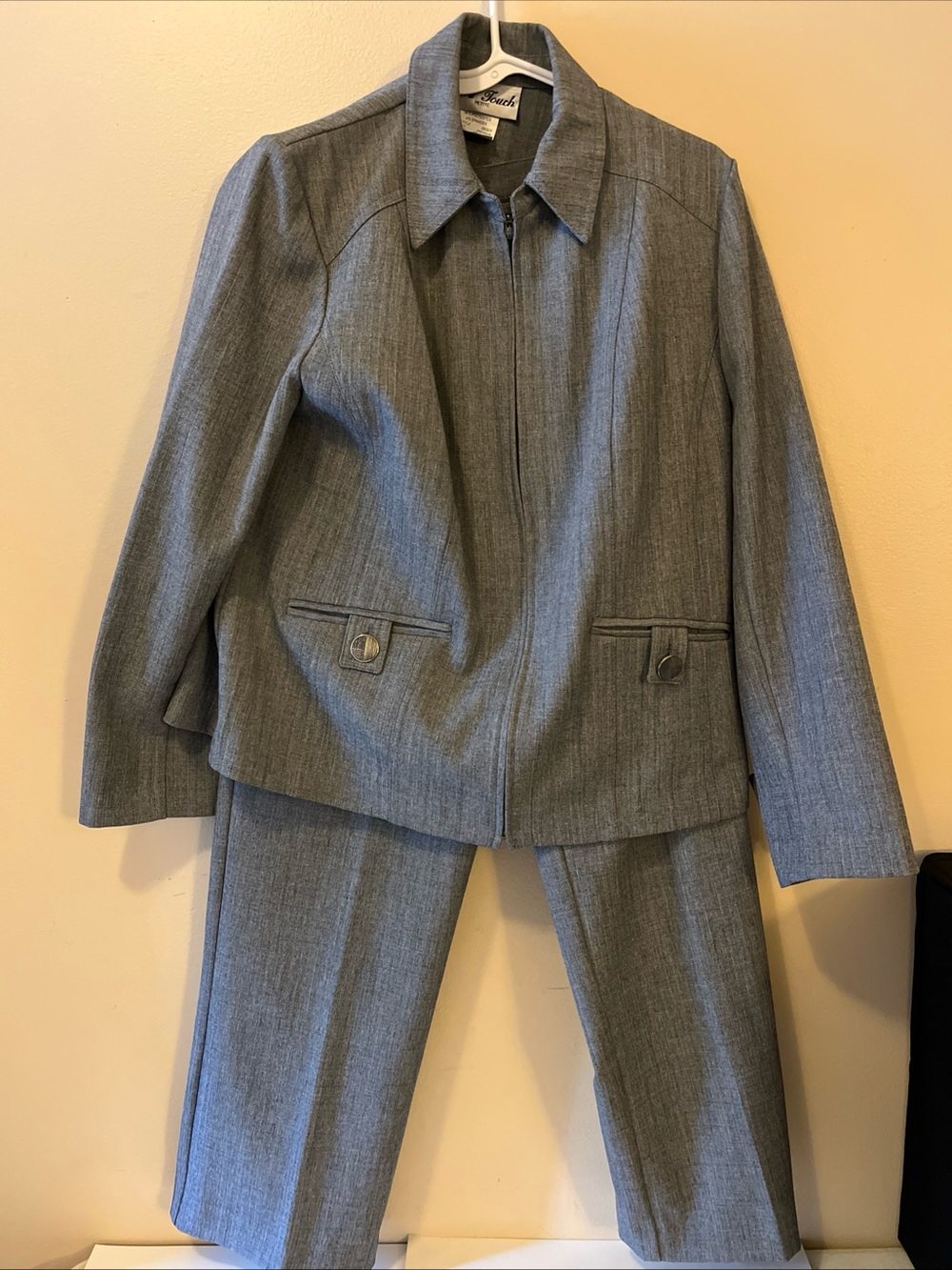 N Touch Petite Size 6P Women’s 2 Piece Pant Suit Gray